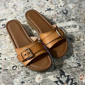 Universal thread sandals.